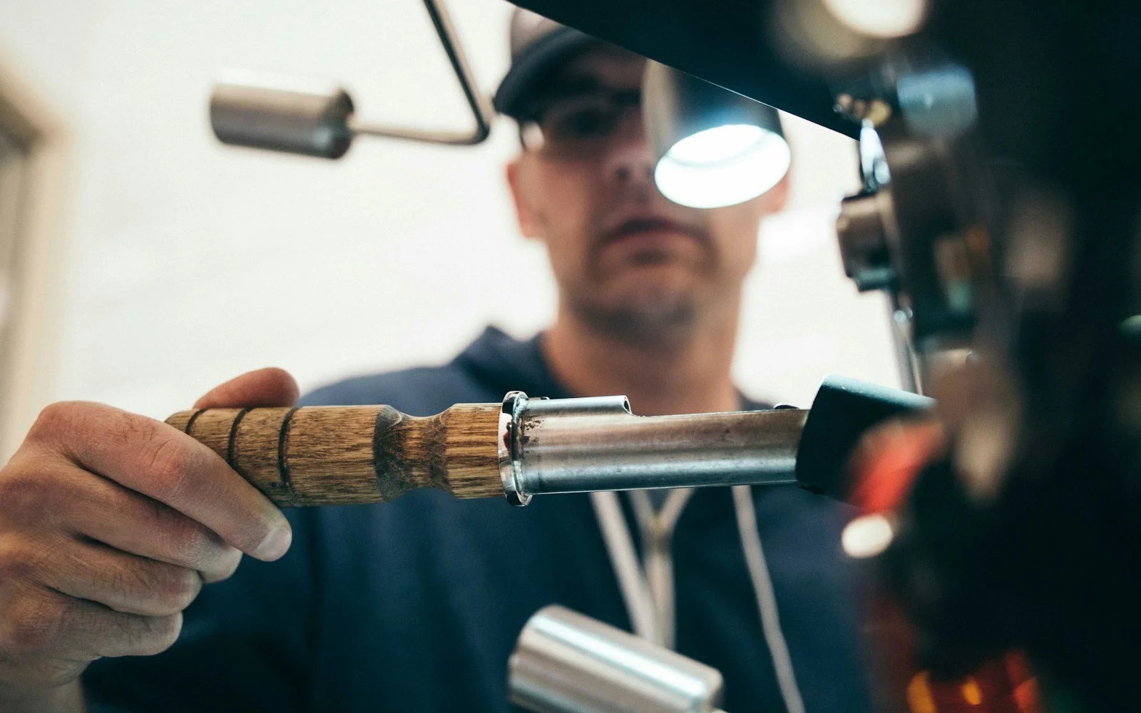 Un artisan travaille une pièce de bois au tour