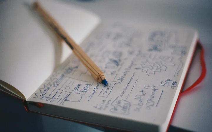 Croquis et études de couleurs étalés sur une table