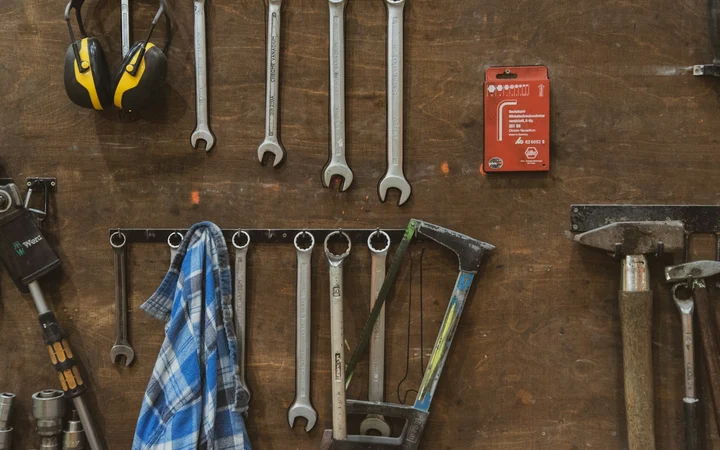 Outils à main suspendus au mur d'un atelier