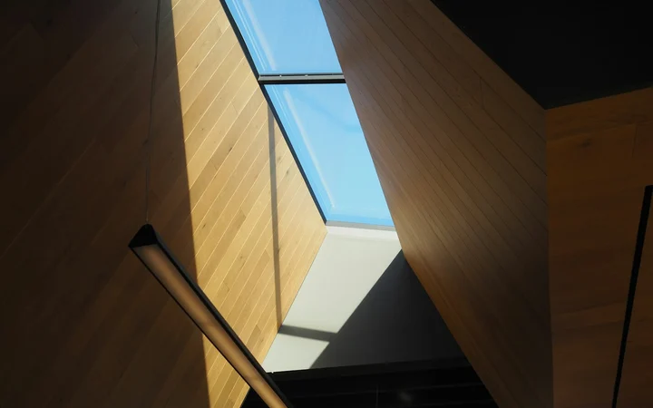 Atrium à charpente bois baigné de lumière